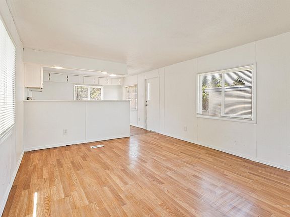 5th image of 408 E 51st St Trailer 10