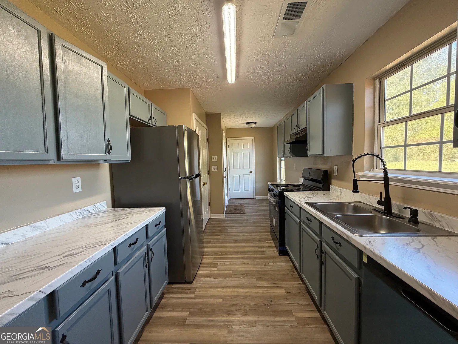 3 bed, 2.0 bath, 1348 sqft, $1,800 — Photo 3