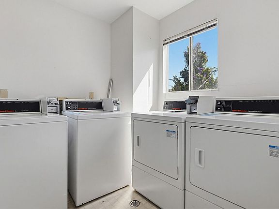 2nd image of 810 Crenshaw Blvd #2-R