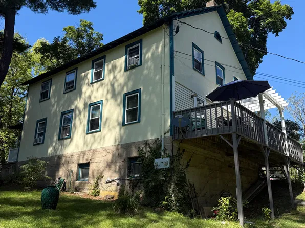 30 Waring Dr, Delaware Water Gap, PA 18327