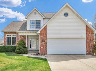 305 Prairieview Dr, Hudson, IL