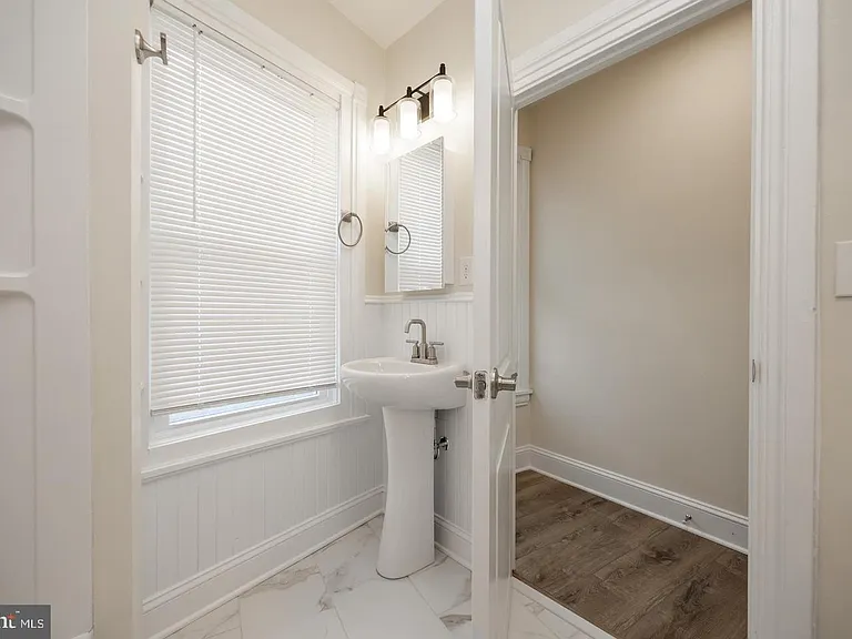 325 W Barnard St W — Photo 10