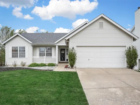 352 Brookhaven Dr, O'Fallon, MO 63368