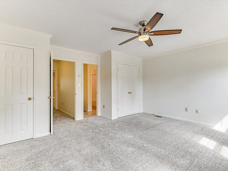 407 Folkstone Cir — Photo 33