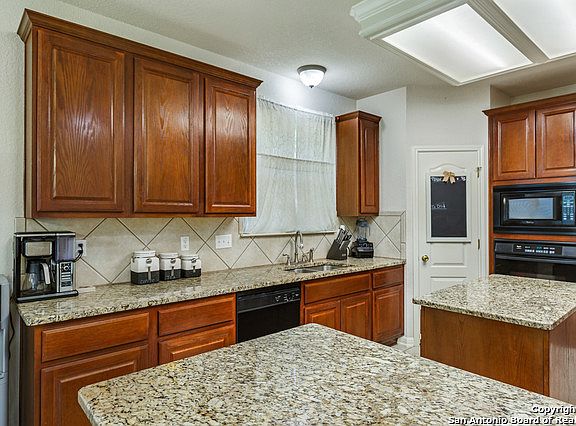 5th image of 1324 Hickory Ln