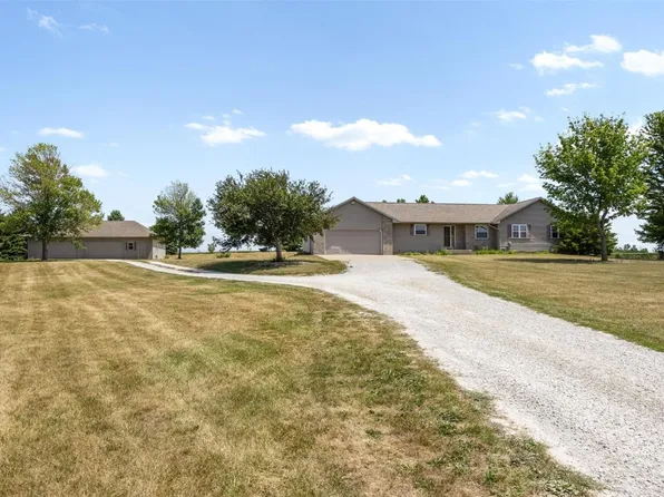 5620 32nd Ave, Center Point, IA 52213