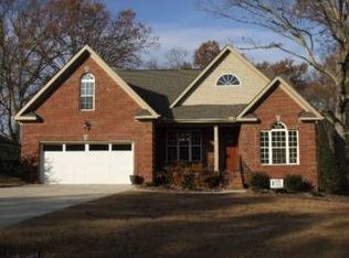 724 Creekside Dr, Sanford, NC 27330