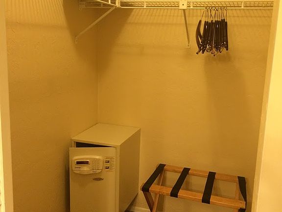 Walk in Closet (1 of 2)