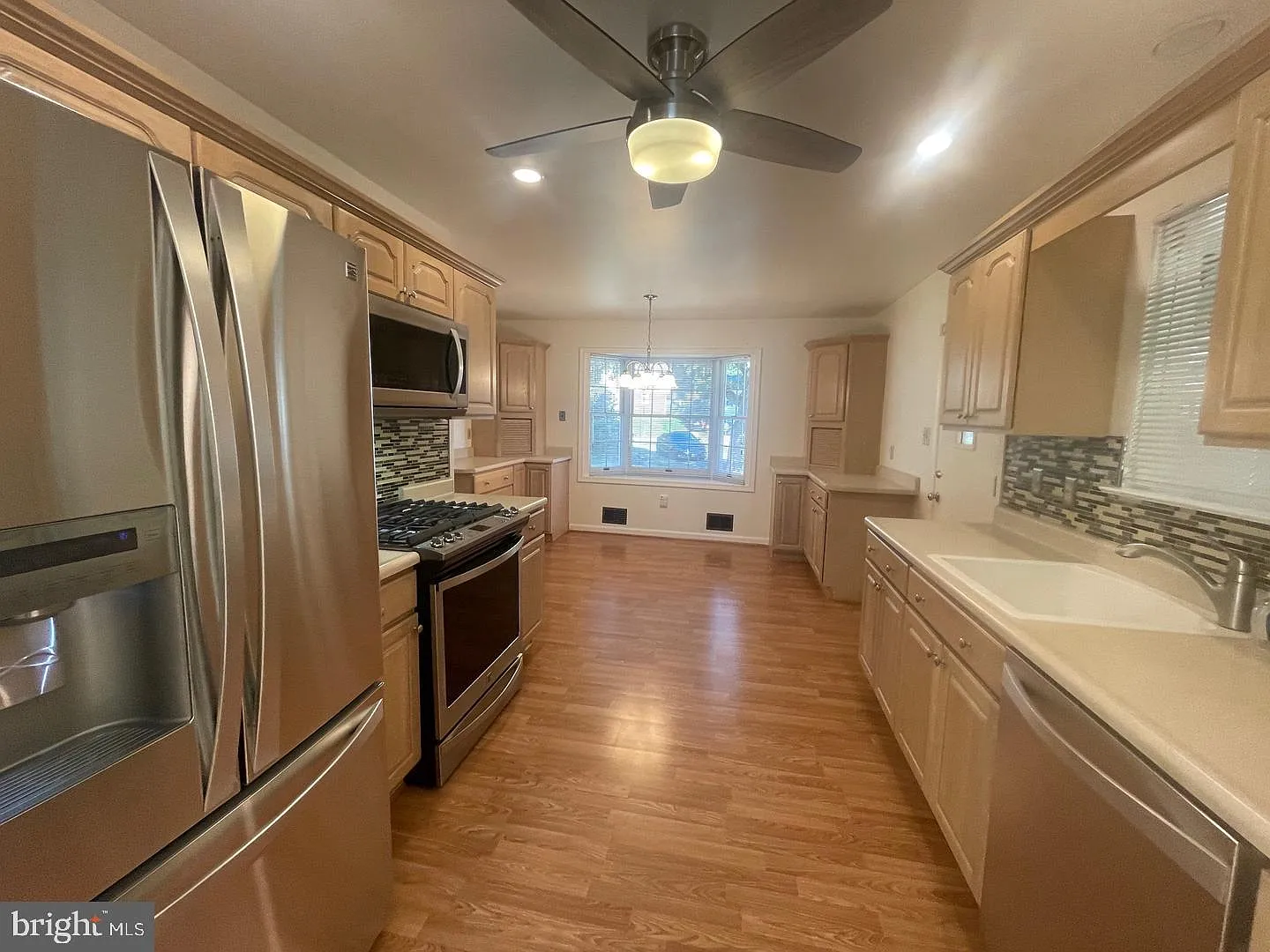 4 bed, 3.0 bath, 2103 sqft, $4,200 — Photo 3
