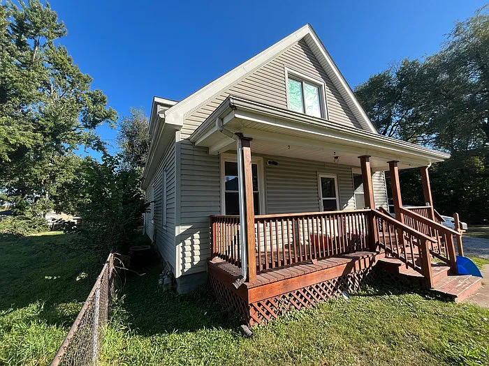 3 bed, 2.0 bath, 1053 sqft, $1,300 — Photo 2