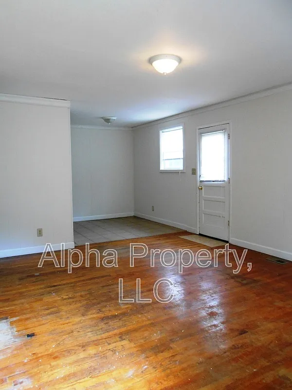 3 bed, 1.0 bath, 925 sqft, $1,200 — Photo 2