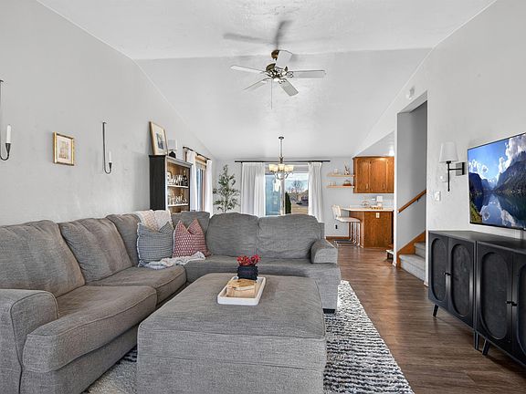 3rd image of 253 Desplaine Rd