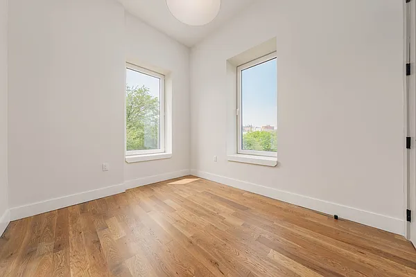 Rented by Space Link Realty | media 4