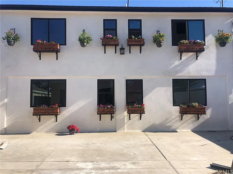 9528 S Redfern Ave — Photo 17