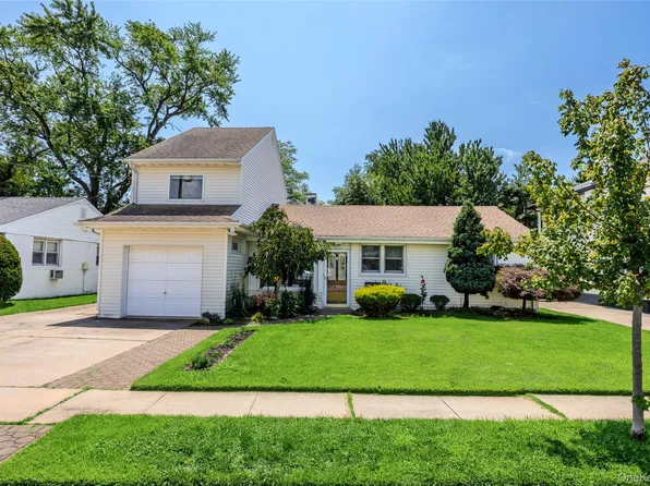 79 Spruce Lane, Valley Stream, NY 11581