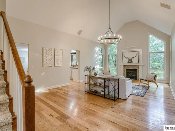 8811 Oakmont Dr, Lincoln, NE 68526