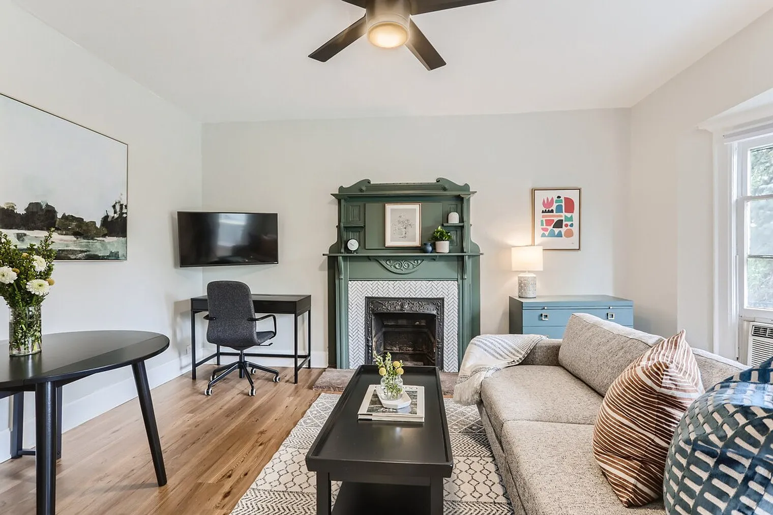 1 bed, 1.0 bath, 355 sqft, $2,799 — Photo 2