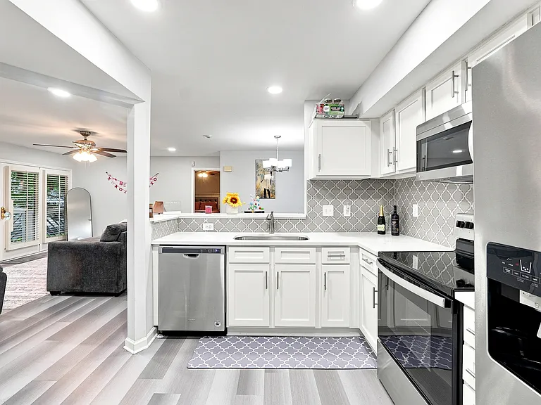 610 McGill Pl NE #610 — Photo 2