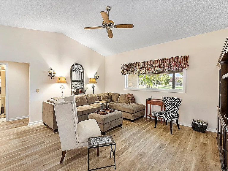 31 Columbia Ct — Photo 3