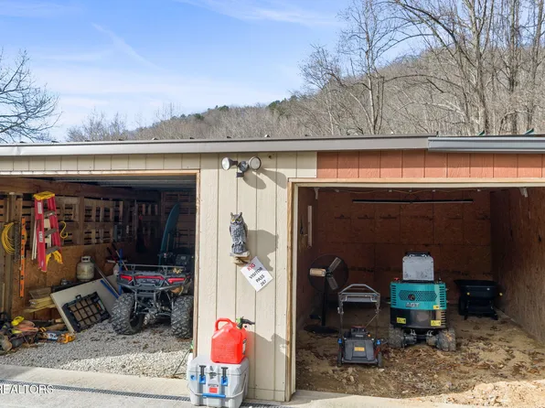 425 Bazel Rd, Harriman, TN 37748
