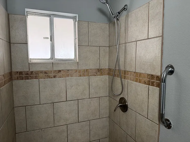 807 E Southcross Blvd — Photo 8