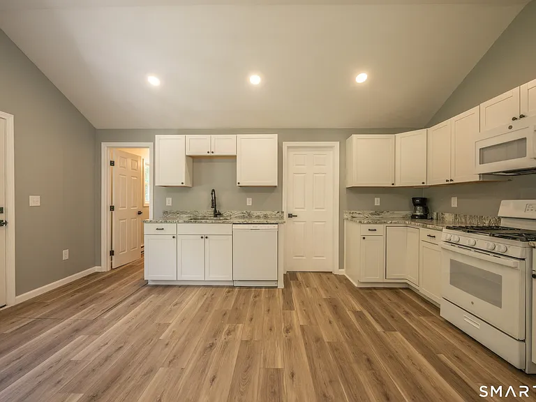 115 Shore Dr — Photo 7