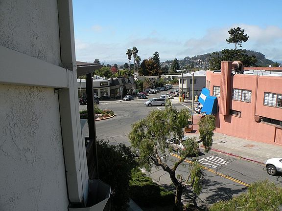 4th image of 353 Berkeley Park Blvd APT E