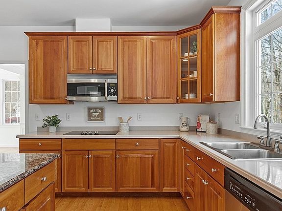 5th image of 41 Garnet Cir