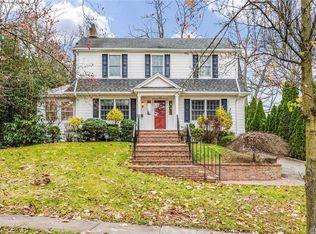 16 Lodge Rd, Great Neck, NY 11021