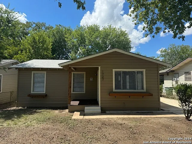 3 bed, 2.0 bath, 1300 sqft, $1,700 — Photo 1