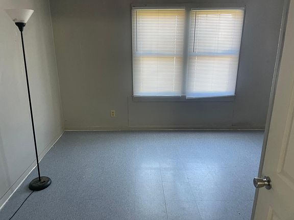 5th image of 321 Glenn St