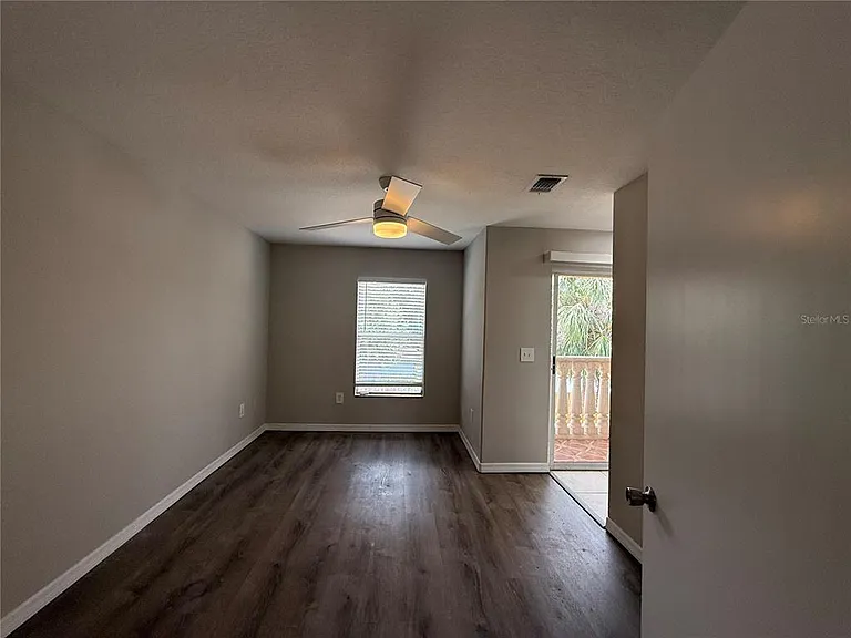 2907 W Chestnut St — Photo 2