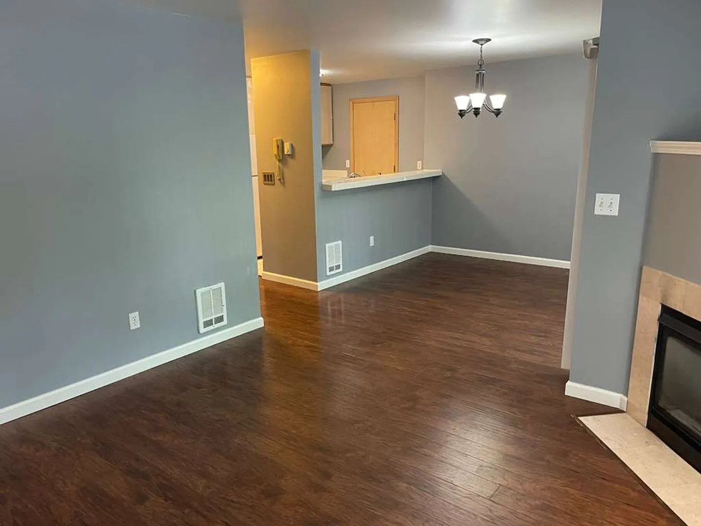 Bright Top-Floor Condo in Maple Leaf — Photo 3