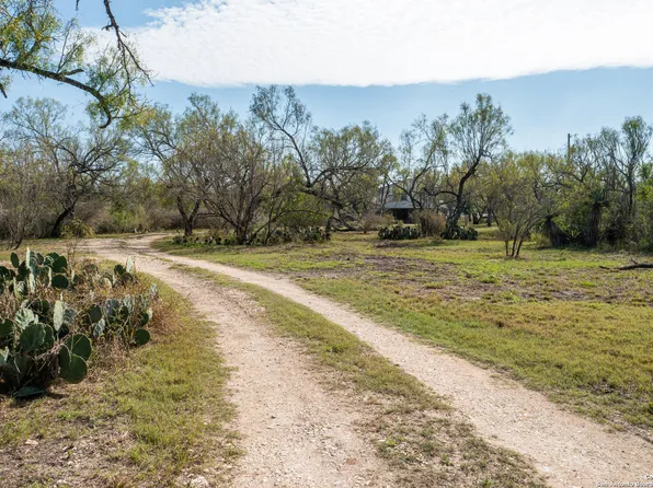 224 County Road 4581, Hondo, TX 78861