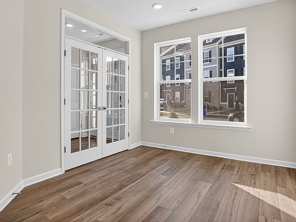 5th image of 613 Barnehurst St