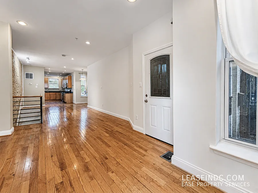 3 bed, 2.5 bath, 1337 sqft, $3,400 — Photo 2