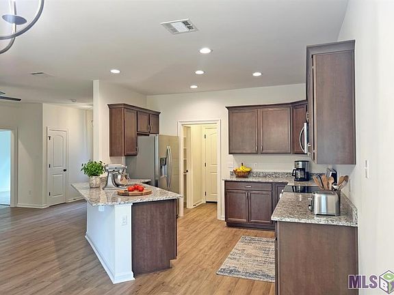 4th image of 3805 Retreat Dr