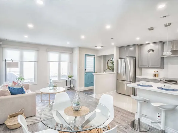 151 Townsgate Dr #82, Vaughan, ON L4J 8J7