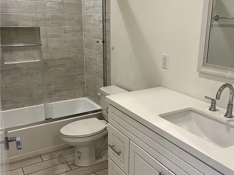 1168 W 38th St #1170-1/2 — Photo 3