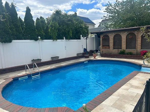 14916 10th Ave, Whitestone, NY 11357