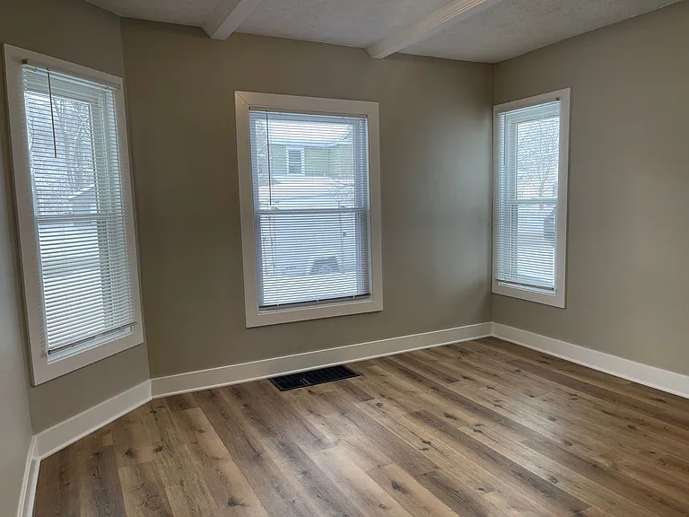 852 Lafayette Ave NE — Photo 6