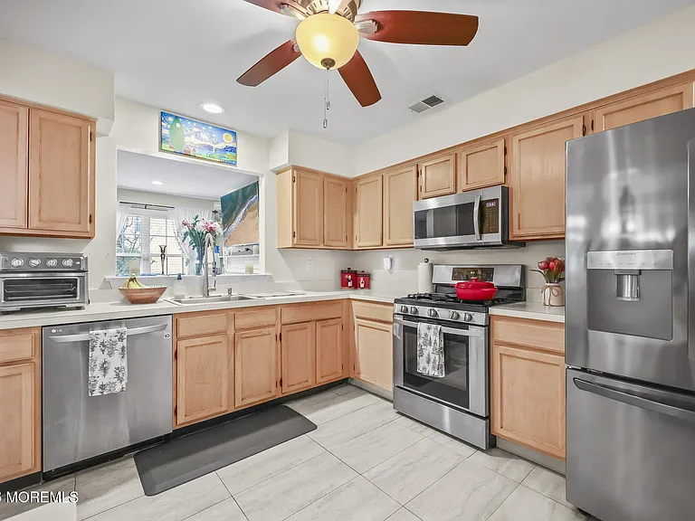 761 Banyan Ct — Photo 4