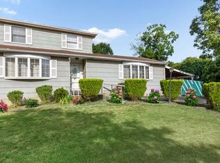 9 Chapman Pl, Bay Shore, NY 11706