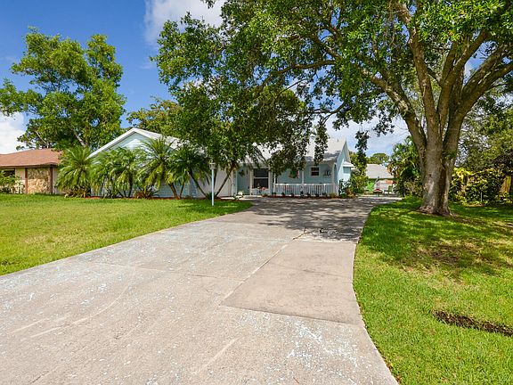 4th image of 1641 SE Pleasantview Street