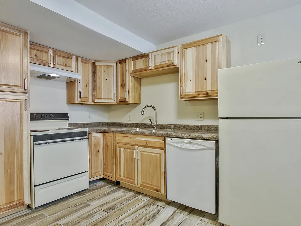 724 Laramie St #3