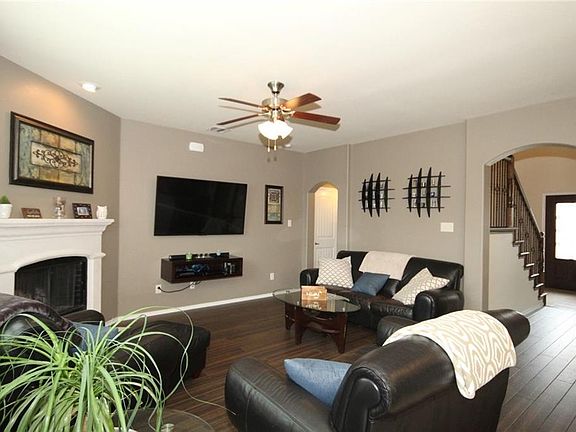 3rd image of 1433 Red River Dr