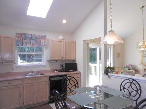 4th image of 11 Sommerfield Dr