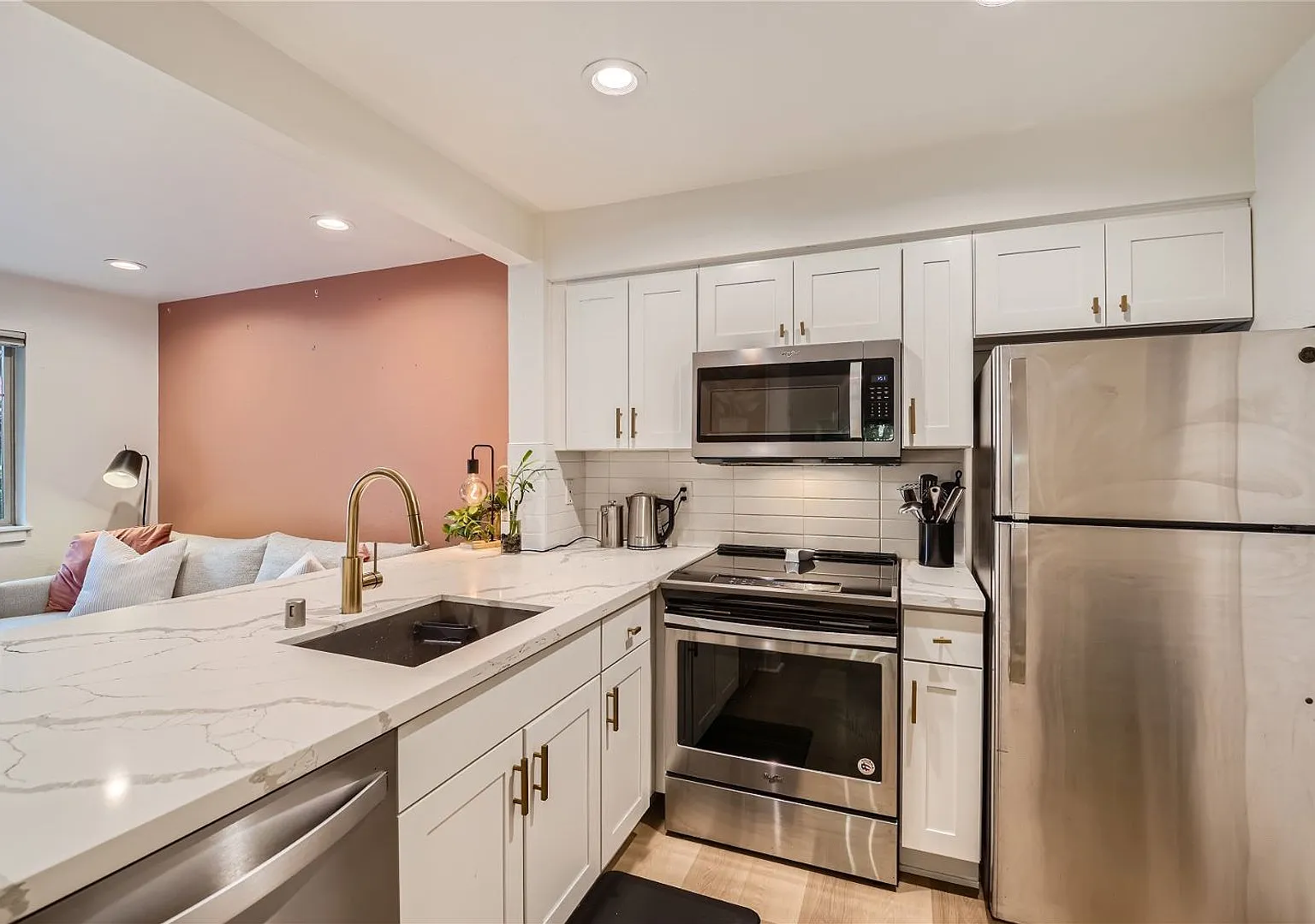 August Free!! Available 08/17 Stunning 1BR/1BA Condo for Rent! 1 Parking Garage Space + W/S/G Inc... — Photo 1