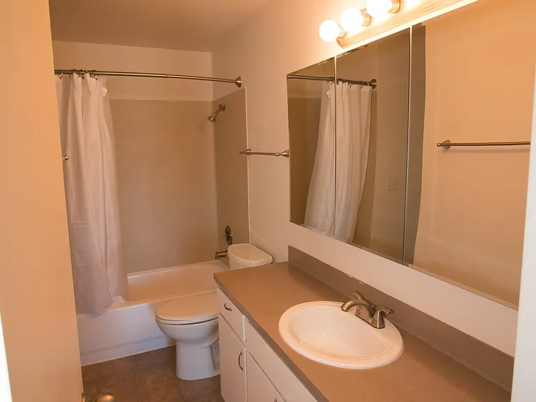 Columbia Crest Townhomes — Photo 9