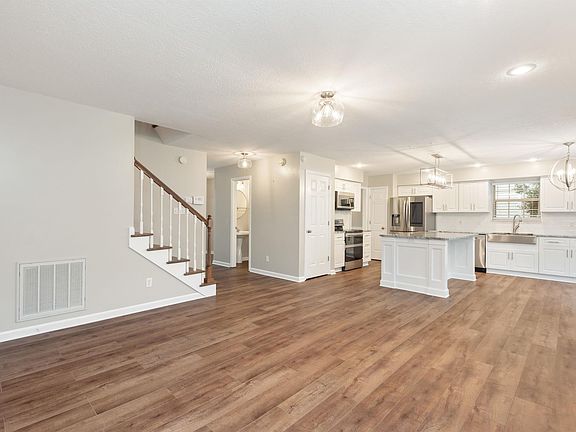 3rd image of 825 Paxton Dr